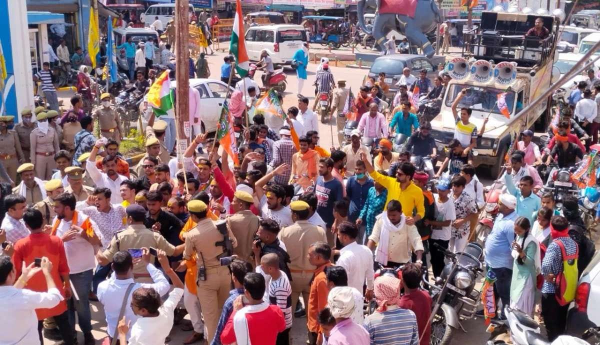 सीओ के साथ धक्का मुक्की करते कार्यकर्ता