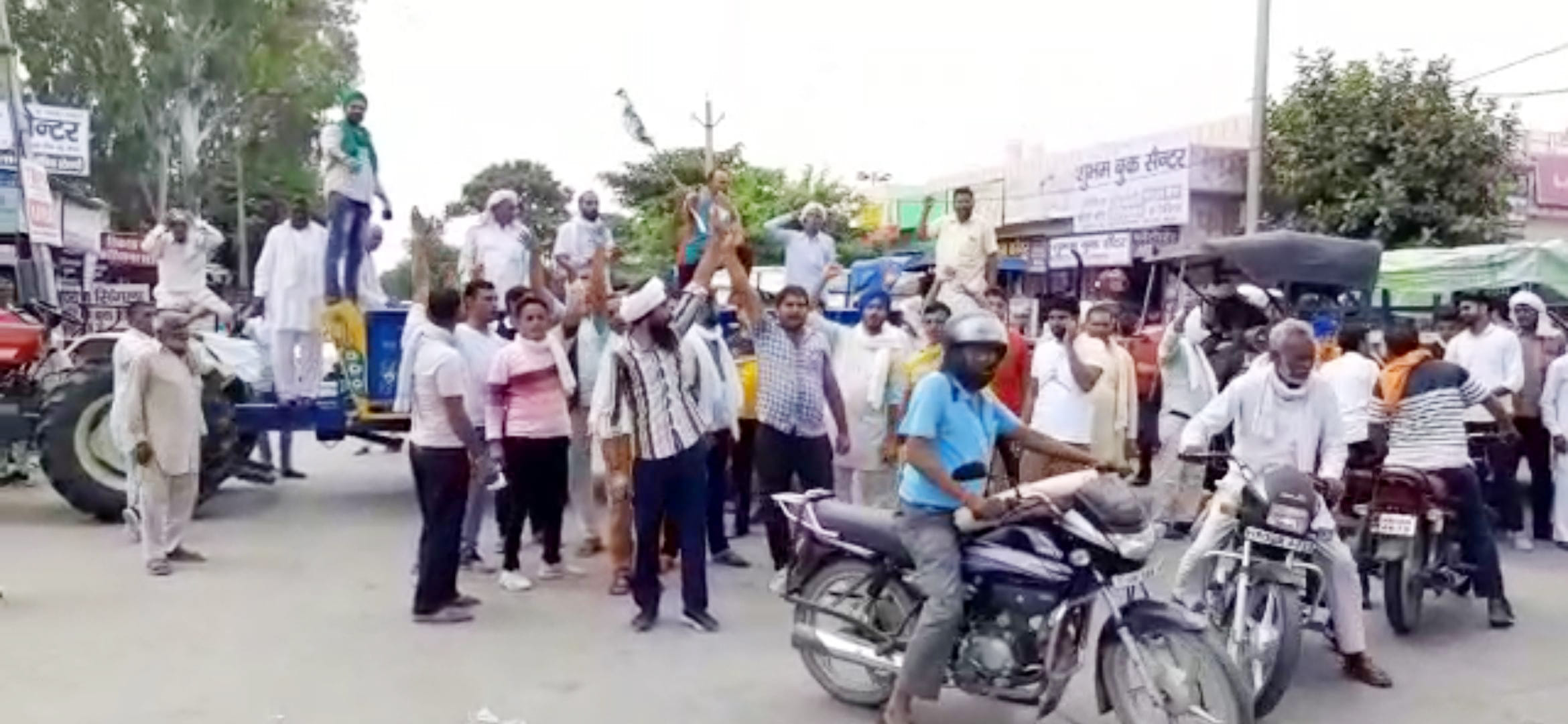 07-कैथल। जाम के दौरान रोष प्रकट कर नारेबाजी करते हुए किसान।