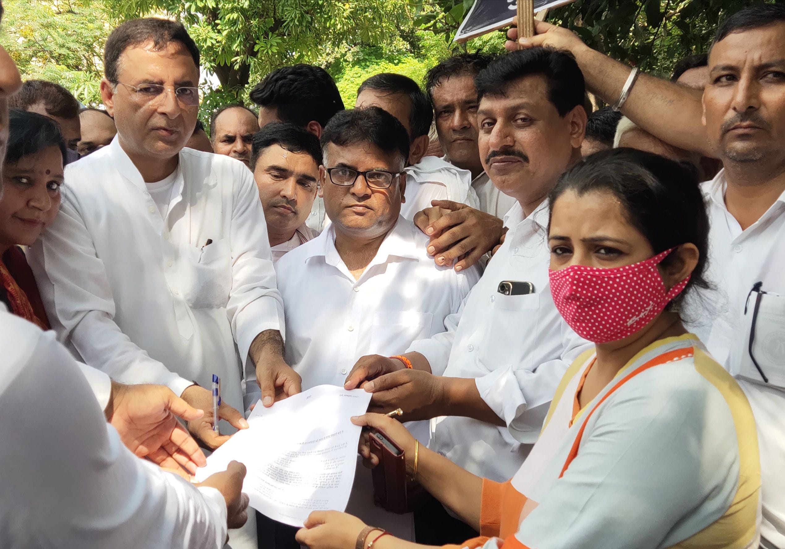 10-कैथल। आढ़ती के हत्यारे की गिरफतारी के मांग को लेकर तहसीलदार सुदेश मेहरा को ज्ञापन देते हुए  रणदी