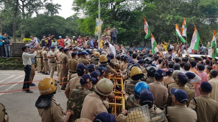 वेरिकेड लांघने का प्रयास करते नेता प्रतिपक्ष प्रीतम सिंह के समर्थक।