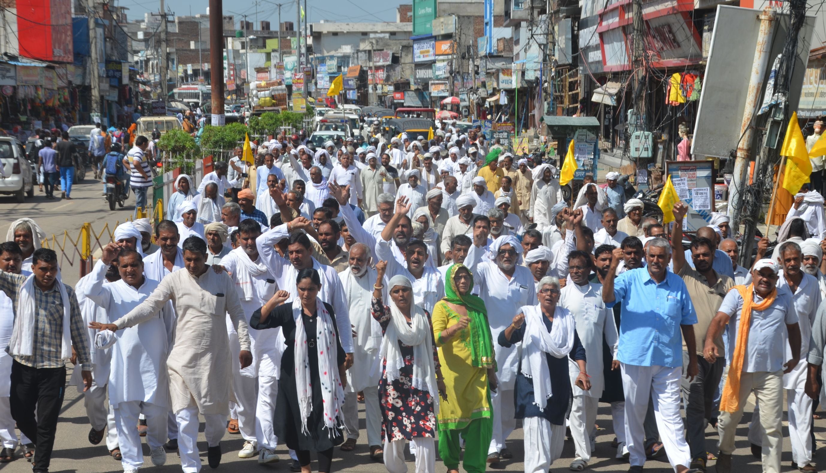 परशुराम चौक से गुजरते प्रदर्शनकारी। परशुराम चौक से गुजरते प्रदर्शनकारी।