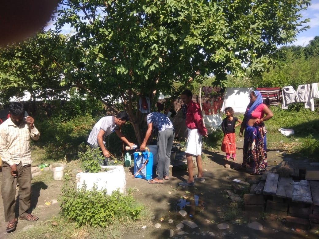 शहर के शिवानगर में कीट नाशक का छिड़काव करती स्वास्थ्य विभाग की टीम, विज्ञप्ति। शहर के शिवानगर में कीट नाशक का छिड़काव करती स्वास्थ्य विभाग की टीम, विज्ञप्ति।
