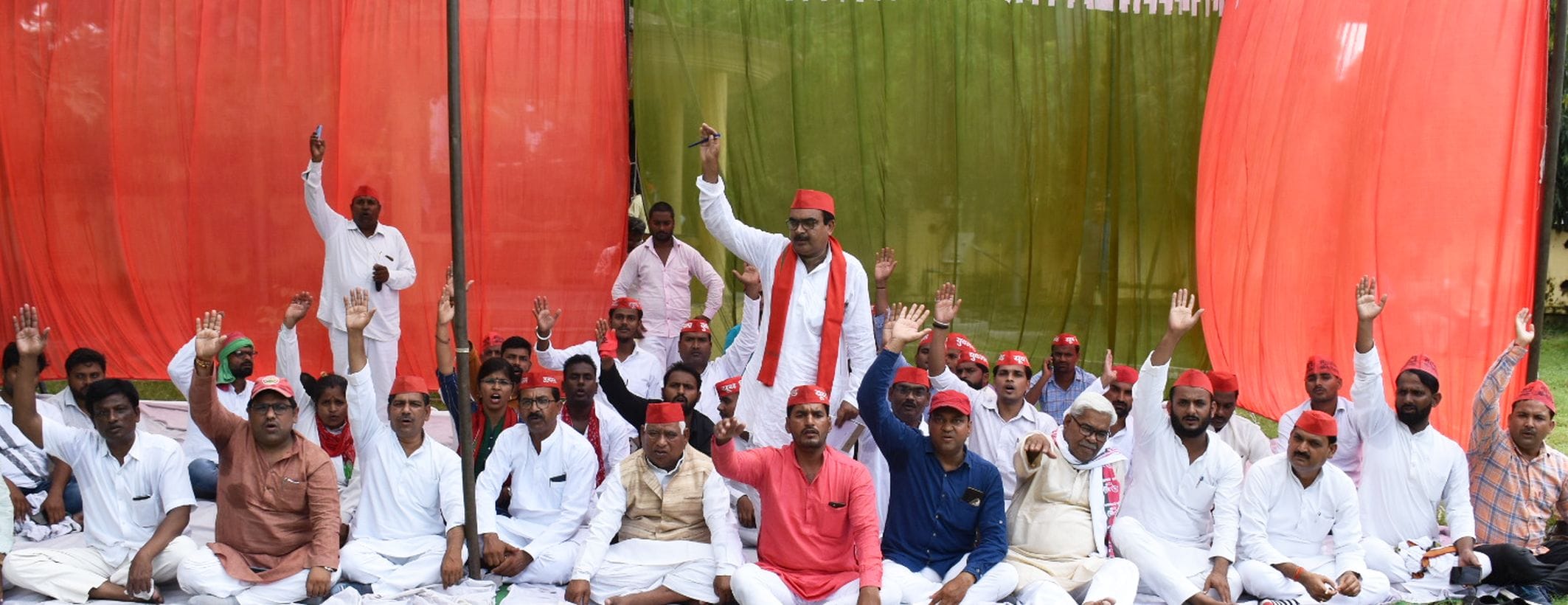अपनी मांगो को लेकर गांधी पार्क में धरना-प्रदर्शन करते पूर्व मंत्री अवधेश प्रसाद व सपा कार्यकर्त? अपनी मांगो को लेकर गांधी पार्क में धरना-प्रदर्शन करते पूर्व मंत्री अवधेश प्रसाद व सपा कार्यकर्त?