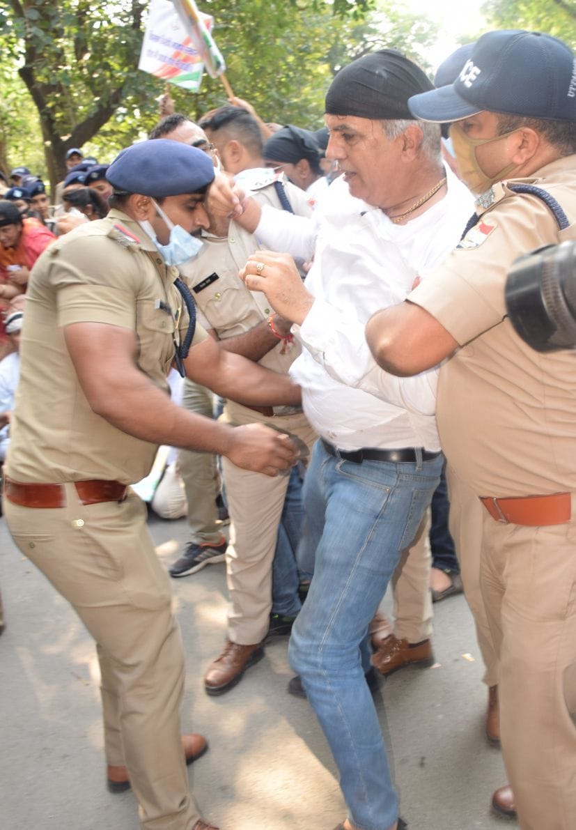 रुद्रपुर में कांग्रेस महानगर अध्यक्ष को गिरफ्तार कर ले जाती पुलिस। रुद्रपुर में कांग्रेस महानगर अध्यक्ष को गिरफ्तार कर ले जाती पुलिस।