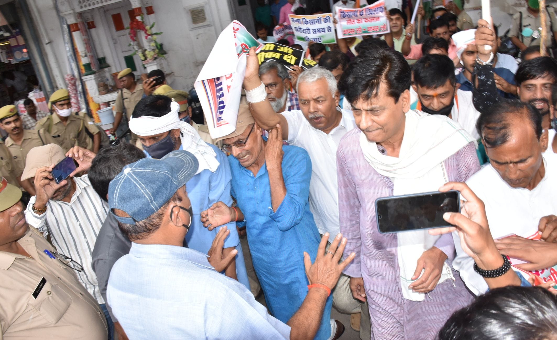 अपनी मांगो को लेकर प्रदर्शन कर रहे कांग्रेस कार्यकर्ताओं व पूर्व सांसद निर्मल खत्री को रोकती पु? अपनी मांगो को लेकर प्रदर्शन कर रहे कांग्रेस कार्यकर्ताओं व पूर्व सांसद निर्मल खत्री को रोकती पु?