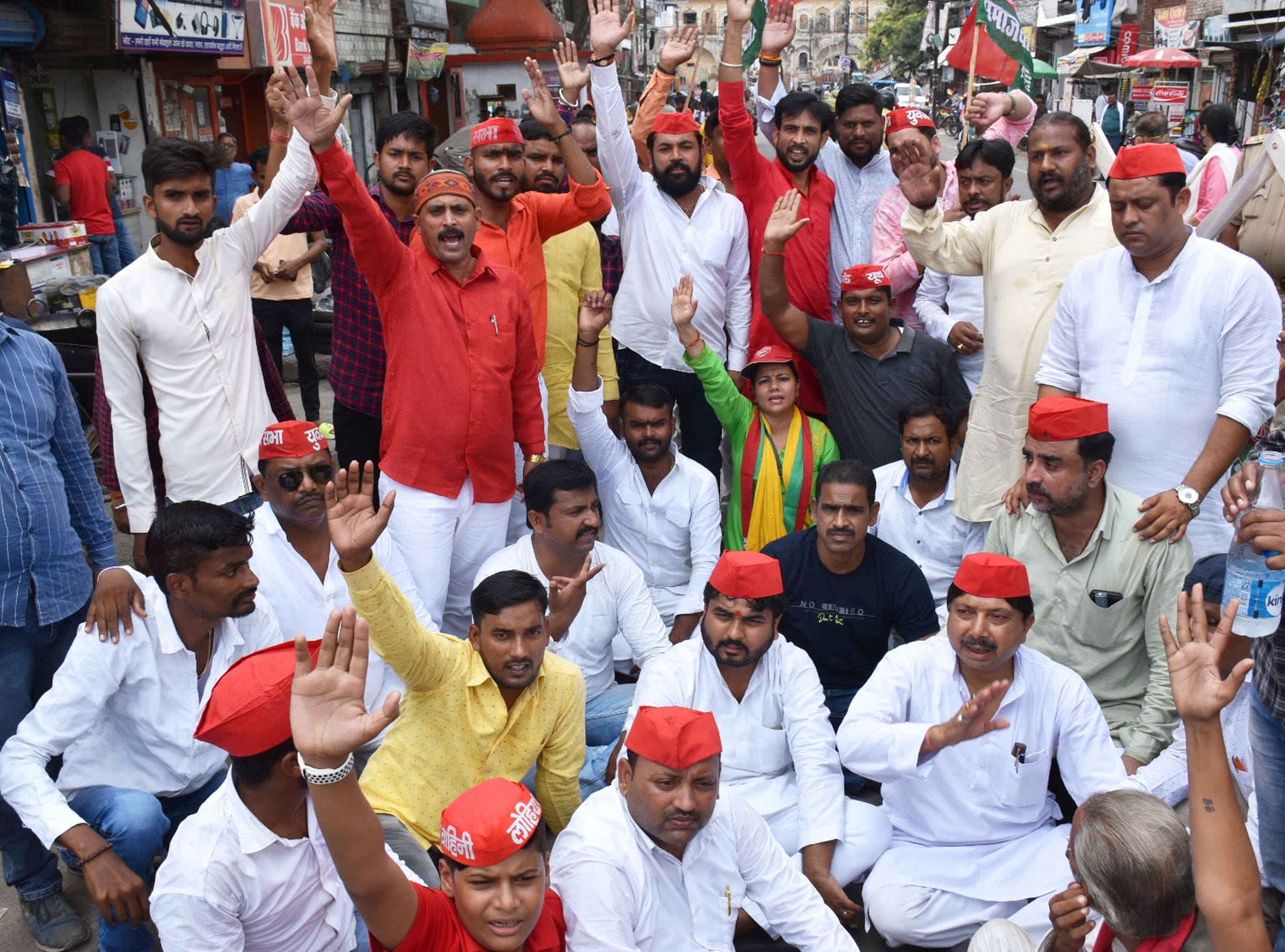 अपनी मांगो को लेकर प्रदर्शन करते सपा कार्यकर्ता अपनी मांगो को लेकर प्रदर्शन करते सपा कार्यकर्ता
