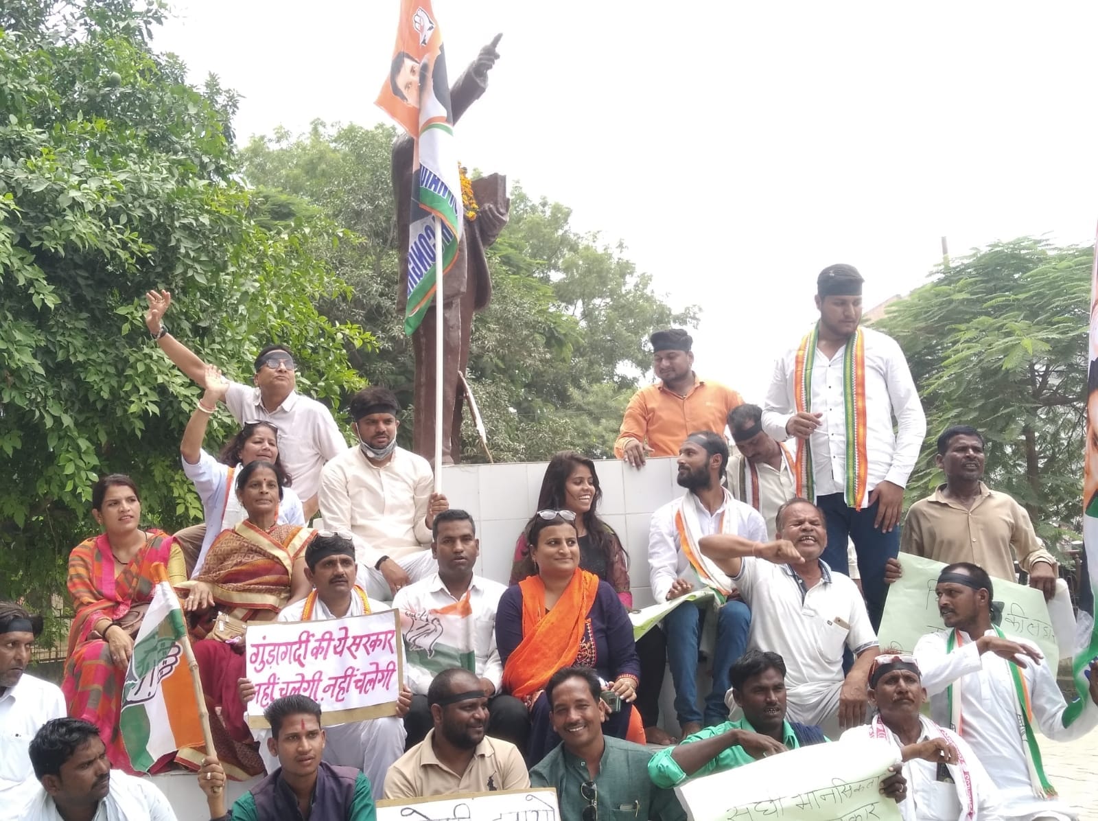अंबेडकर पार्क में प्रदर्शन करते कांग्रेस पार्टी के कार्यकर्ता अंबेडकर पार्क में प्रदर्शन करते कांग्रेस पार्टी के कार्यकर्ता