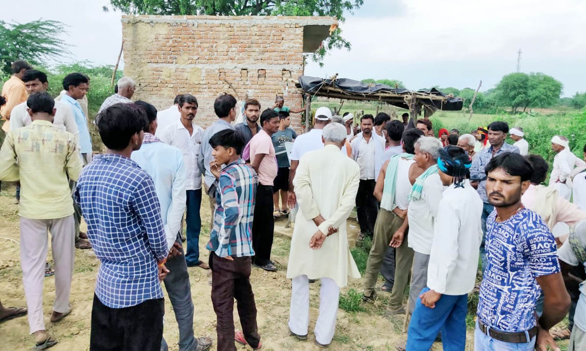 बिहुनी खुर्द गांव के खेत में घटना के बाद लगी भीड़।