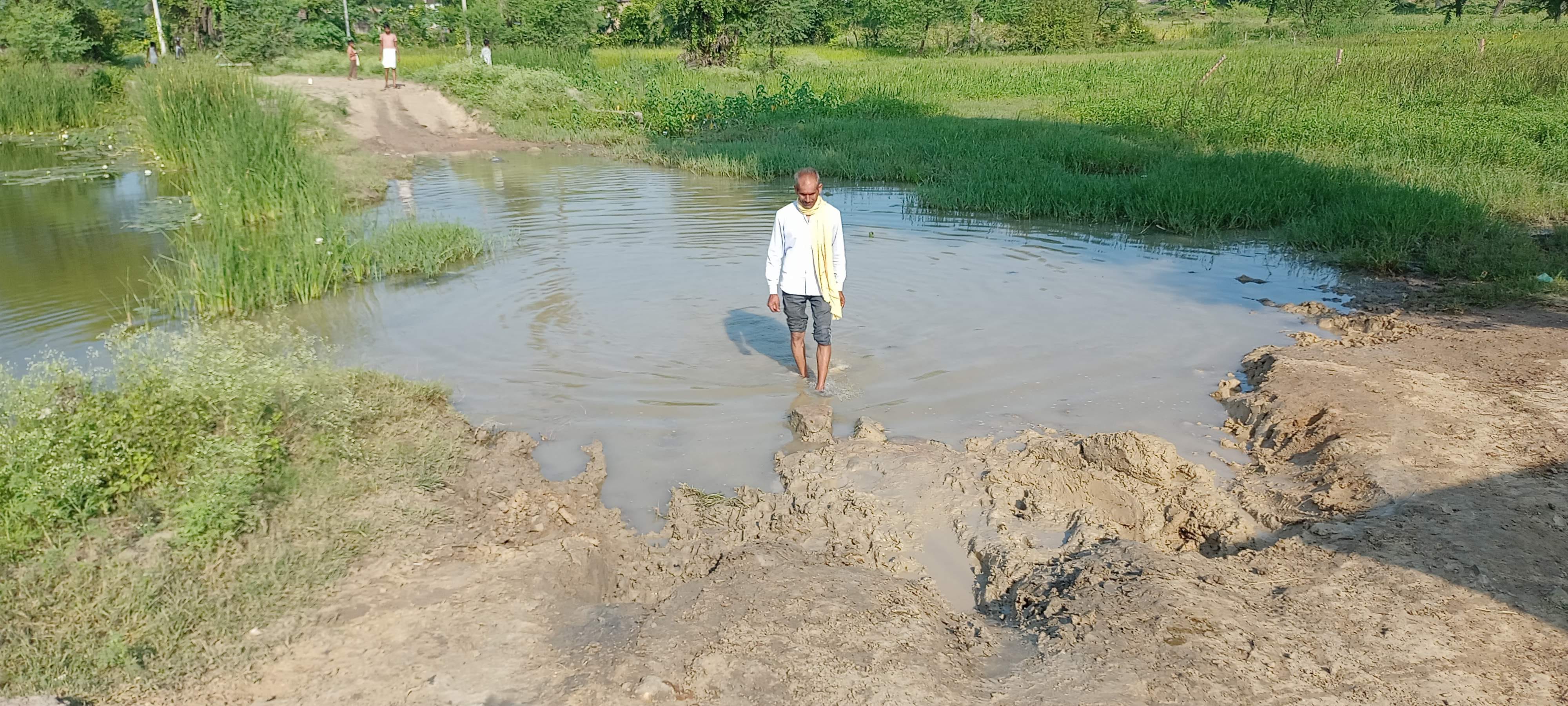 ग्राम जखौरा के बीच से निकली सड़क, कई वर्षों पहले बारिश में कट गई थी।