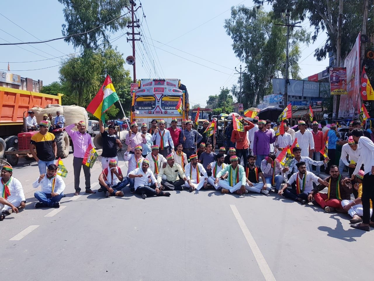 जीटी रोड पर बैठकर जाम लगाते प्रसपाई। संवाद