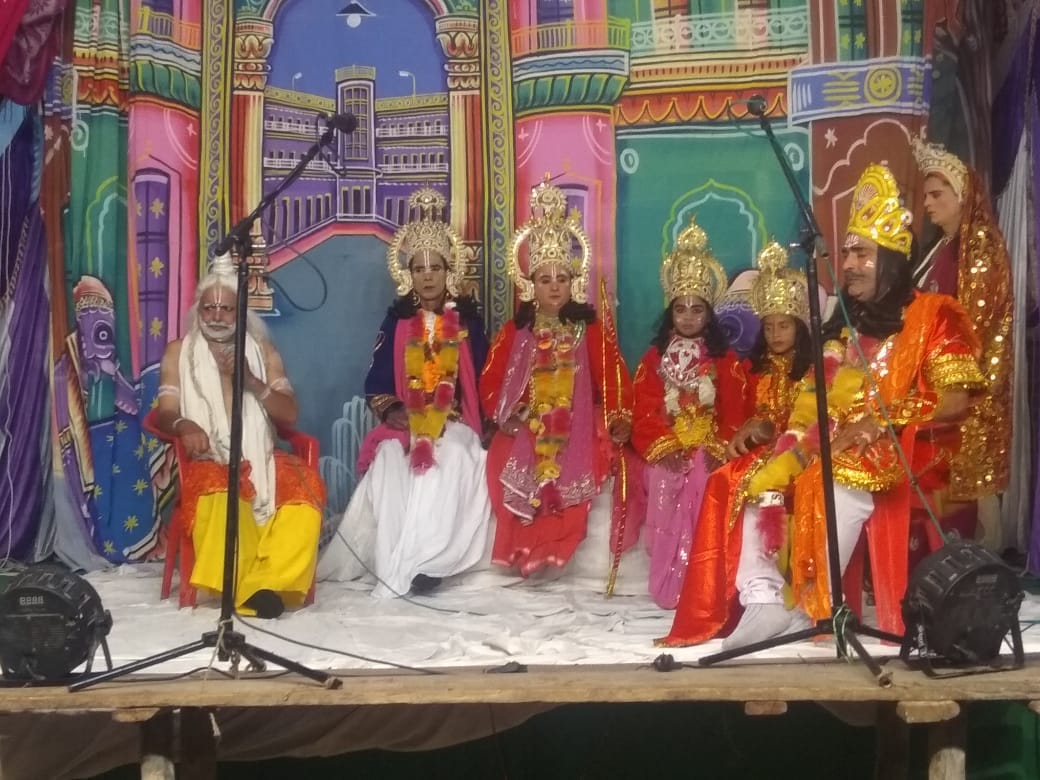 बिहारीगढ़ में श्रीरामलीला के मंच पर लीला मंचन का दृश्य बिहारीगढ़ में श्रीरामलीला के मंच पर लीला मंचन का दृश्य
