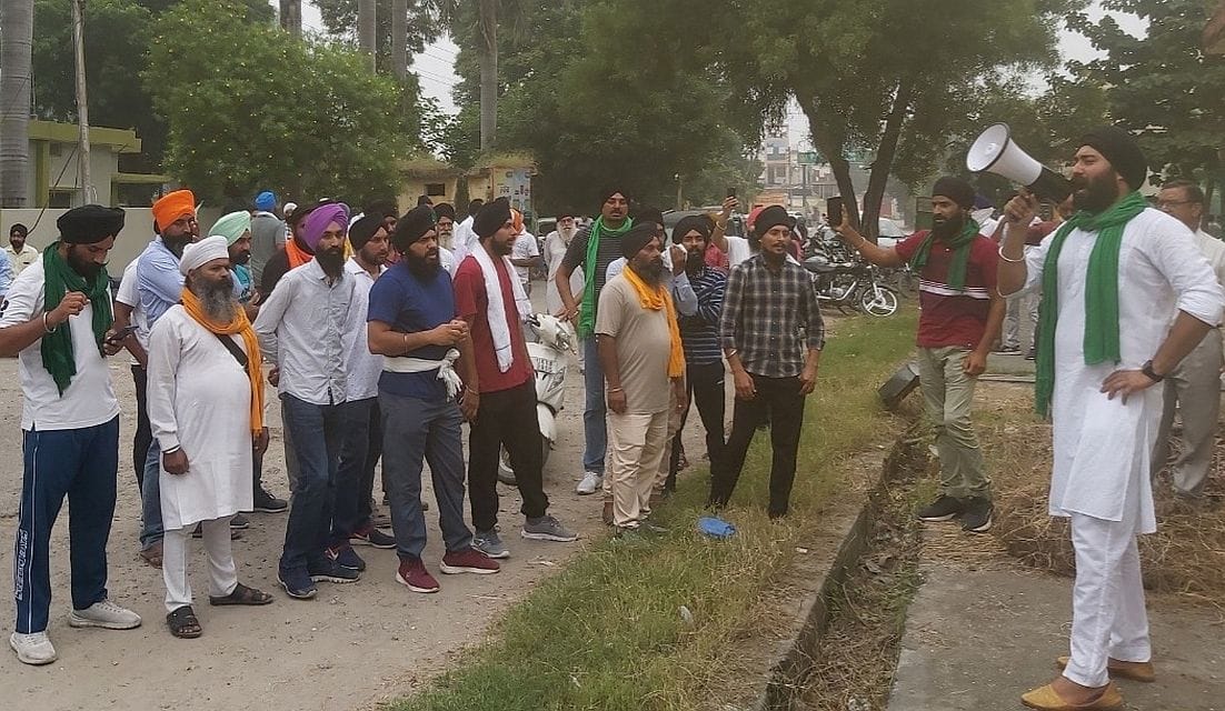 किसानों को संबोधित करते किसान नेता। किसानों को संबोधित करते किसान नेता।
