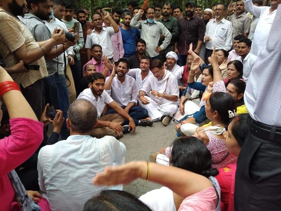 विरोध में सड़क पर ही धरने पर समर्थकों के साथ बैठे नेता प्रतिपक्ष प्रीतम सिंह। विरोध में सड़क पर ही धरने पर समर्थकों के साथ बैठे नेता प्रतिपक्ष प्रीतम सिंह।