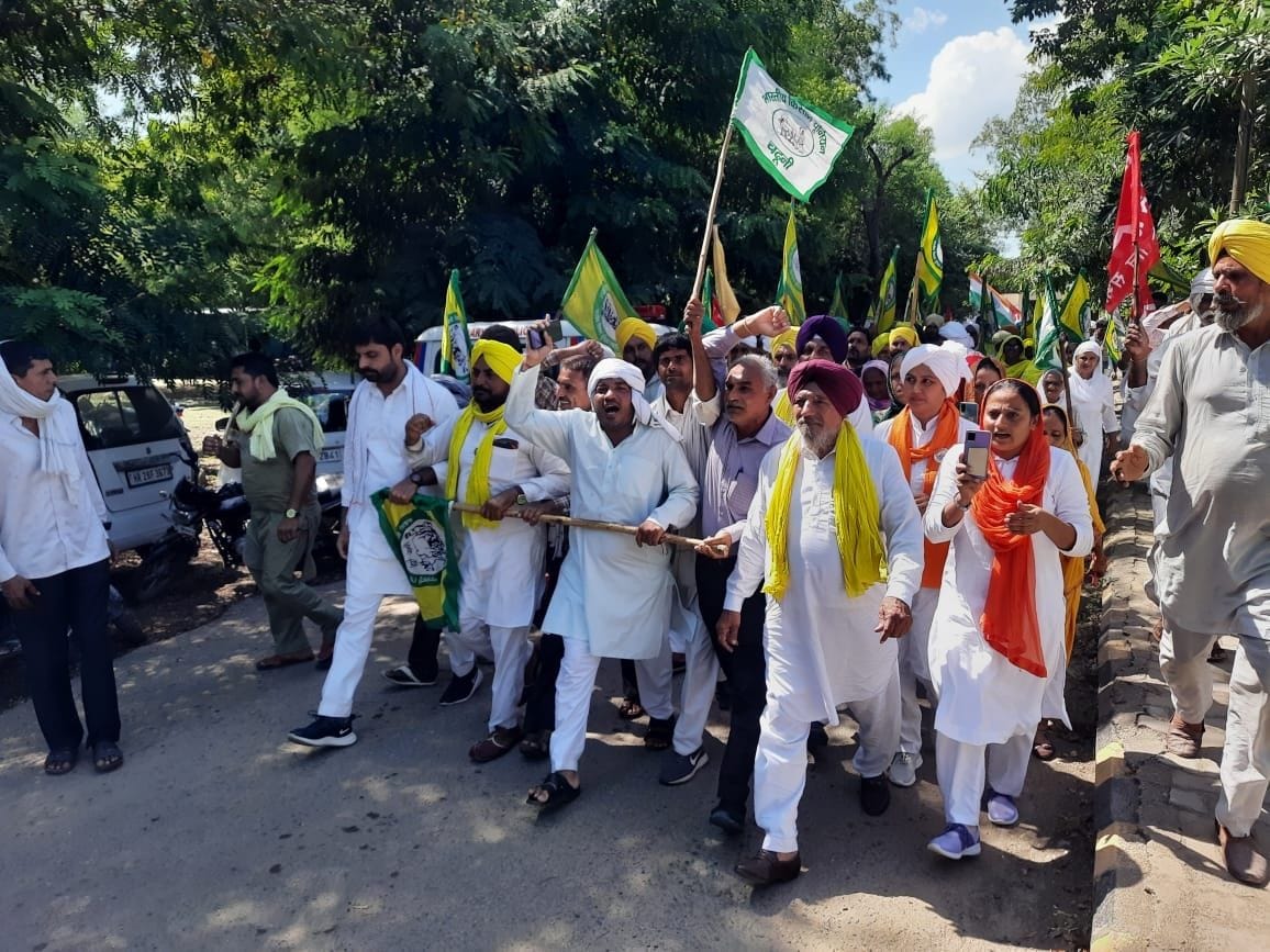 प्रदर्शन करते हुए लघु सचिवालय में जाते किसान। प्रदर्शन करते हुए लघु सचिवालय में जाते किसान।