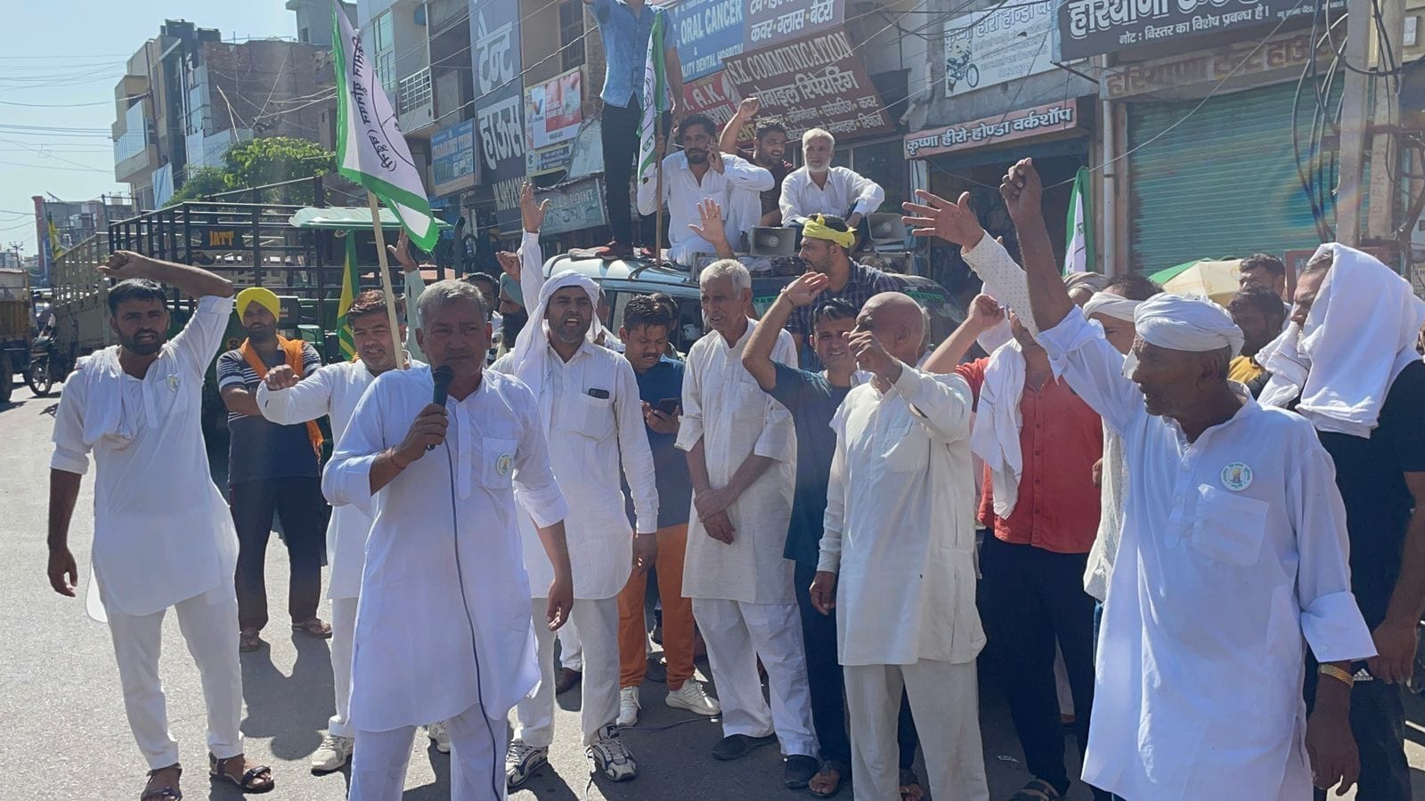 सीएम के खिलाफ प्रदर्शन करते भाकियू नेता। सीएम के खिलाफ प्रदर्शन करते भाकियू नेता।