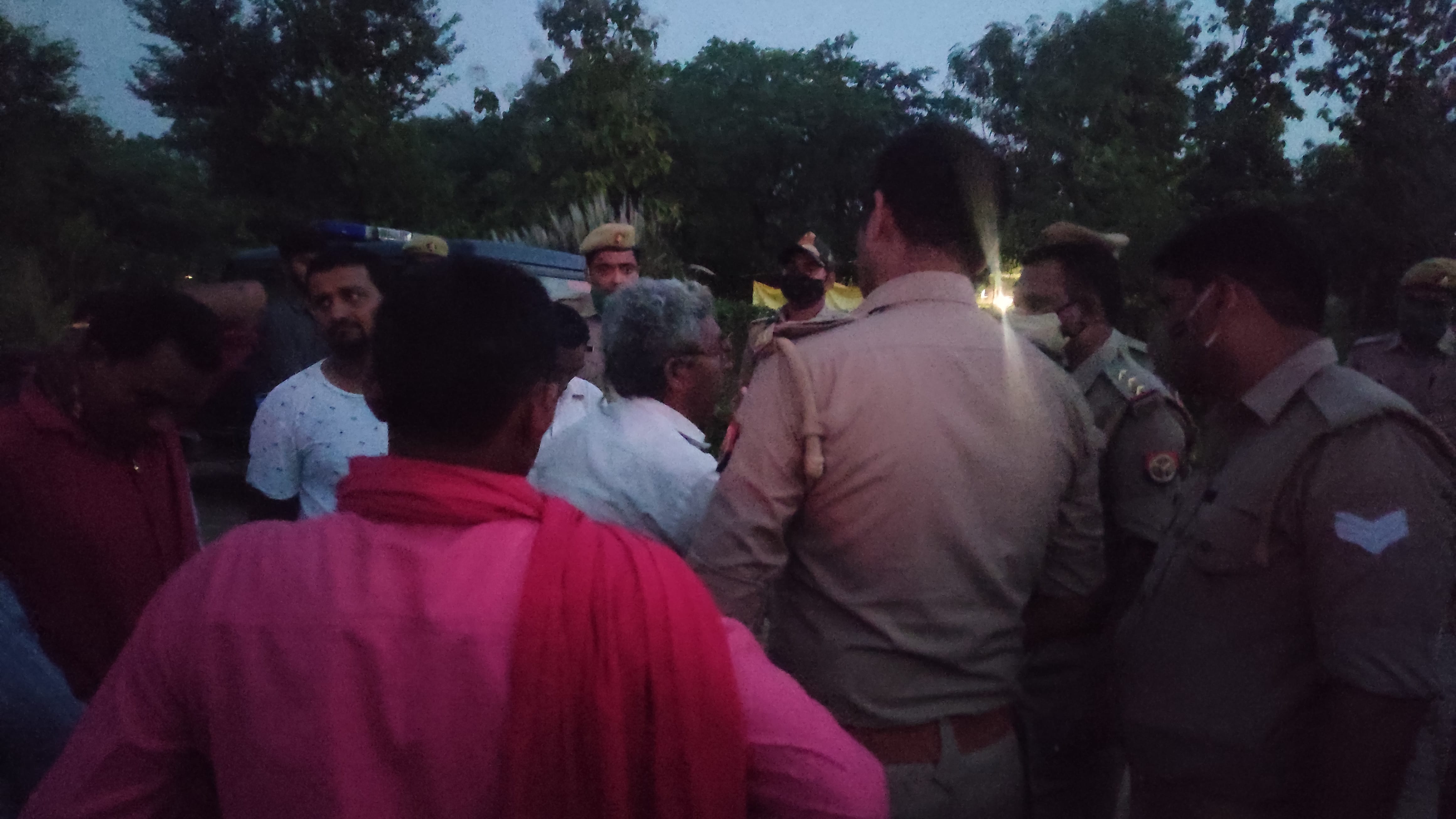 पीएम हाउस पर मृतक के पिता को समझाती पुलिस।संवाद