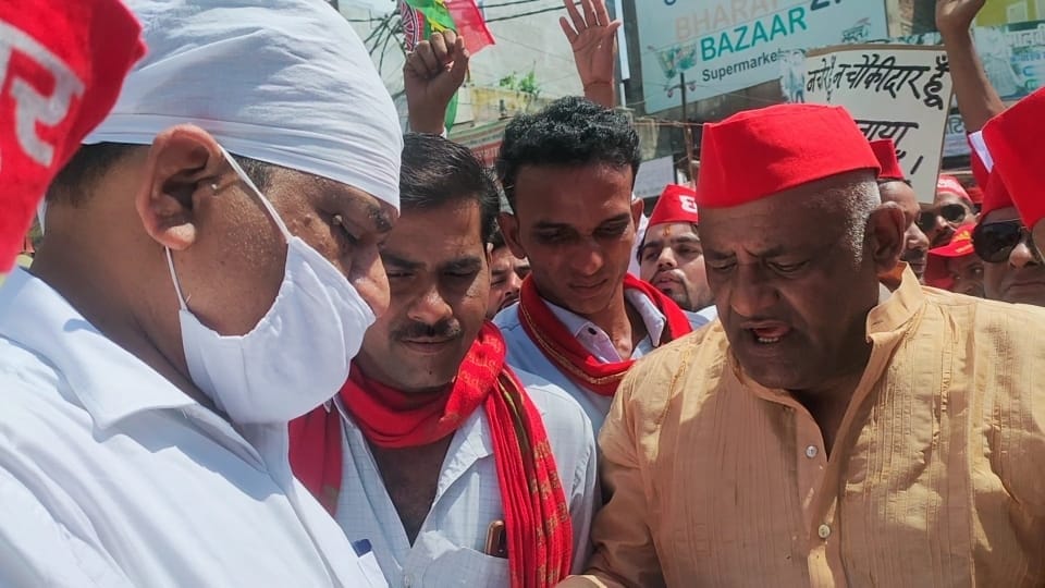 एडीएम को ज्ञापन देते सपा जिलाध्यक्ष तिलक यादव एडीएम को ज्ञापन देते सपा जिलाध्यक्ष तिलक यादव