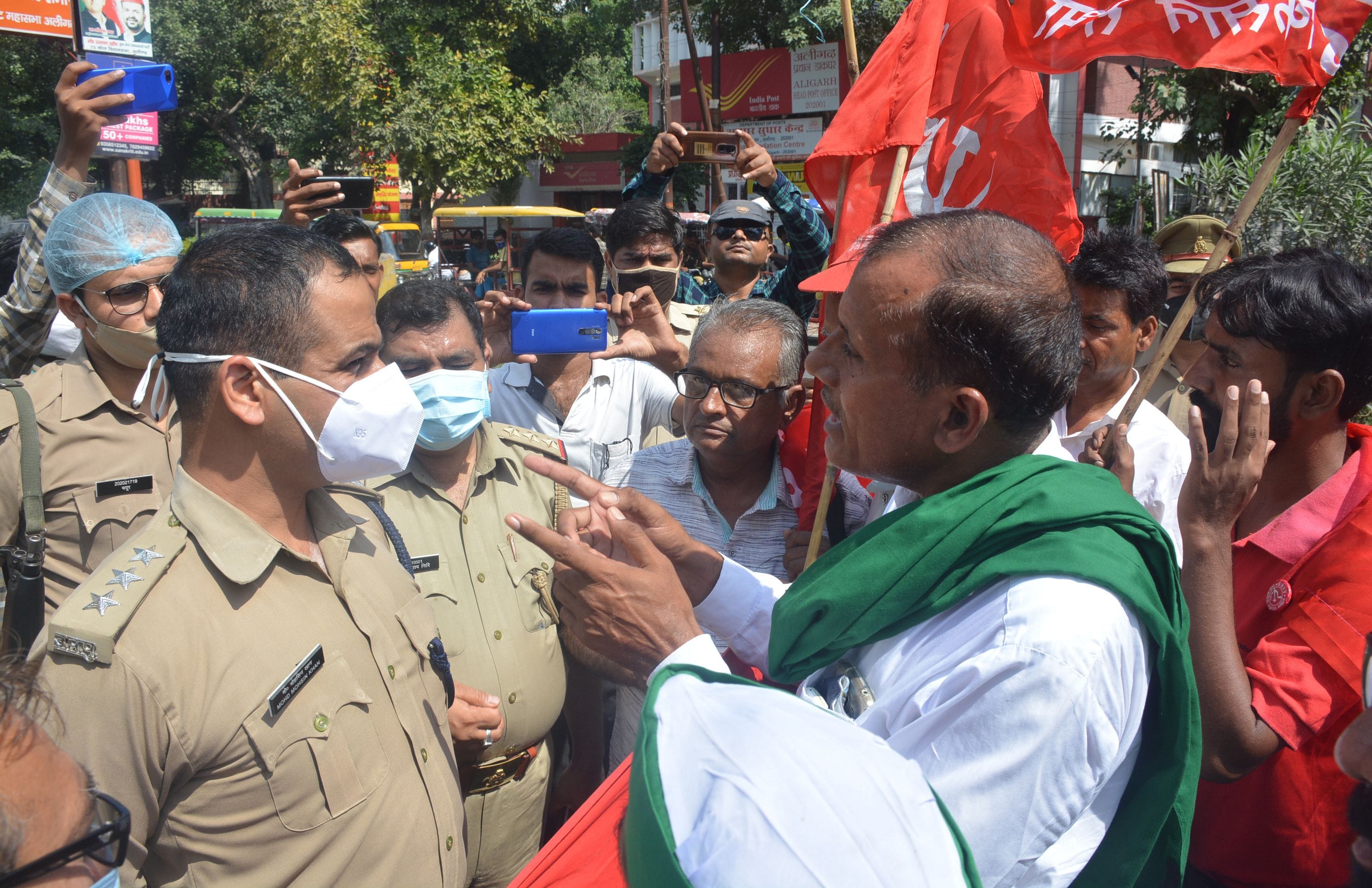 तस्वीर महल चौराहे पर अखिल भारतीय किसान सभा के पदाधिकारी को रोकती पुलिस।