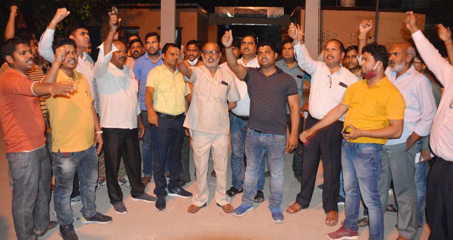 कोतवाली के बाहर विधायक के खिलाफ प्रदर्शन करते जेई संगठन के लोग। संवाद