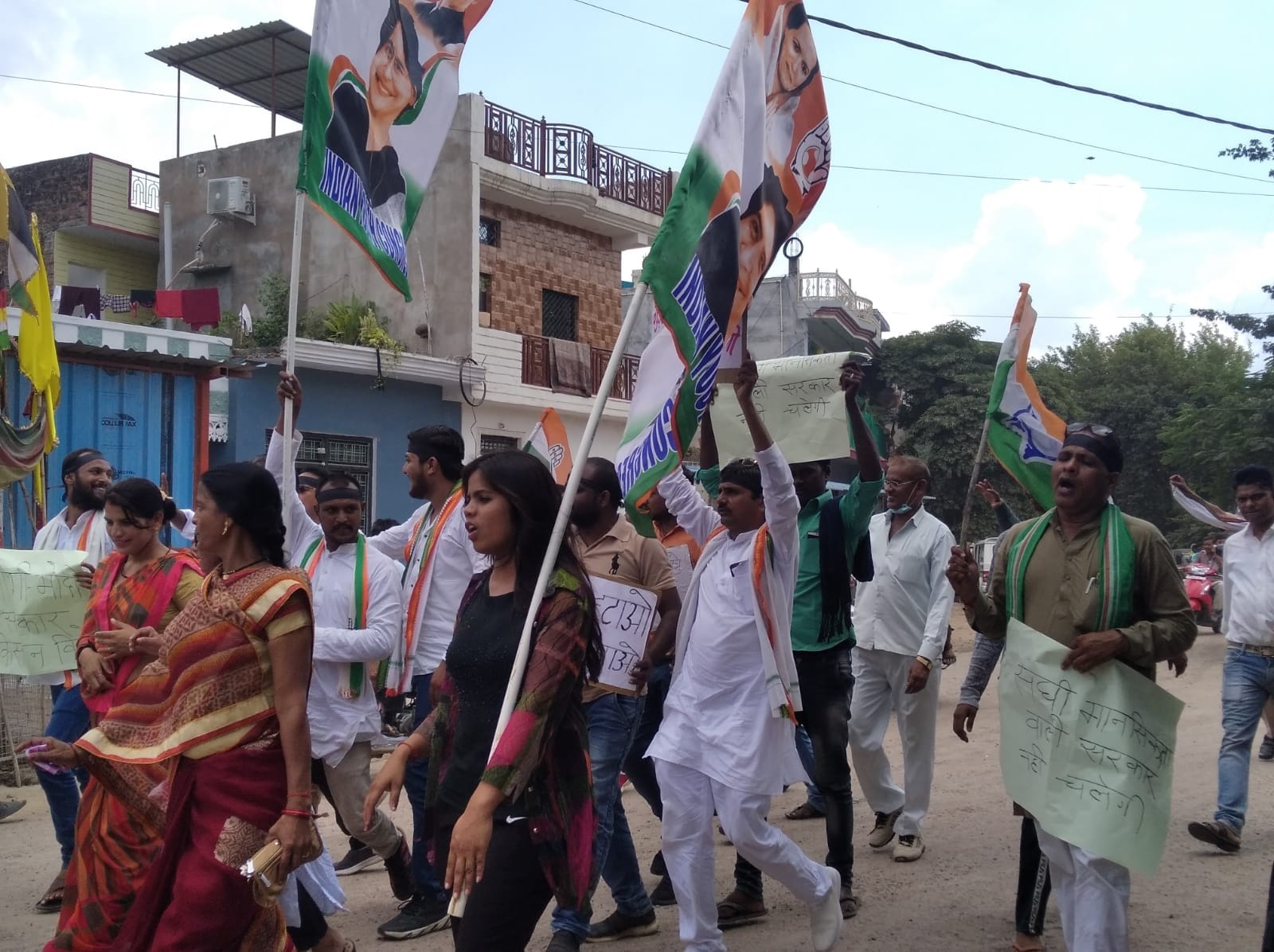 गलियों व बाजार में रैली निकालकर प्रदर्शन करते कांग्रेसी गलियों व बाजार में रैली निकालकर प्रदर्शन करते कांग्रेसी