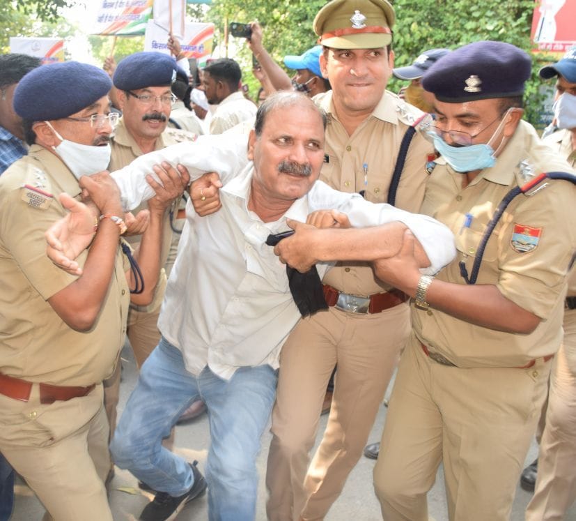 रुद्रपुर में पूर्व कांग्रेस जिलाध्यक्ष नारायण सिंह बिष्ट को गिरफ्तार करती पुलिस। रुद्रपुर में पूर्व कांग्रेस जिलाध्यक्ष नारायण सिंह बिष्ट को गिरफ्तार करती पुलिस।