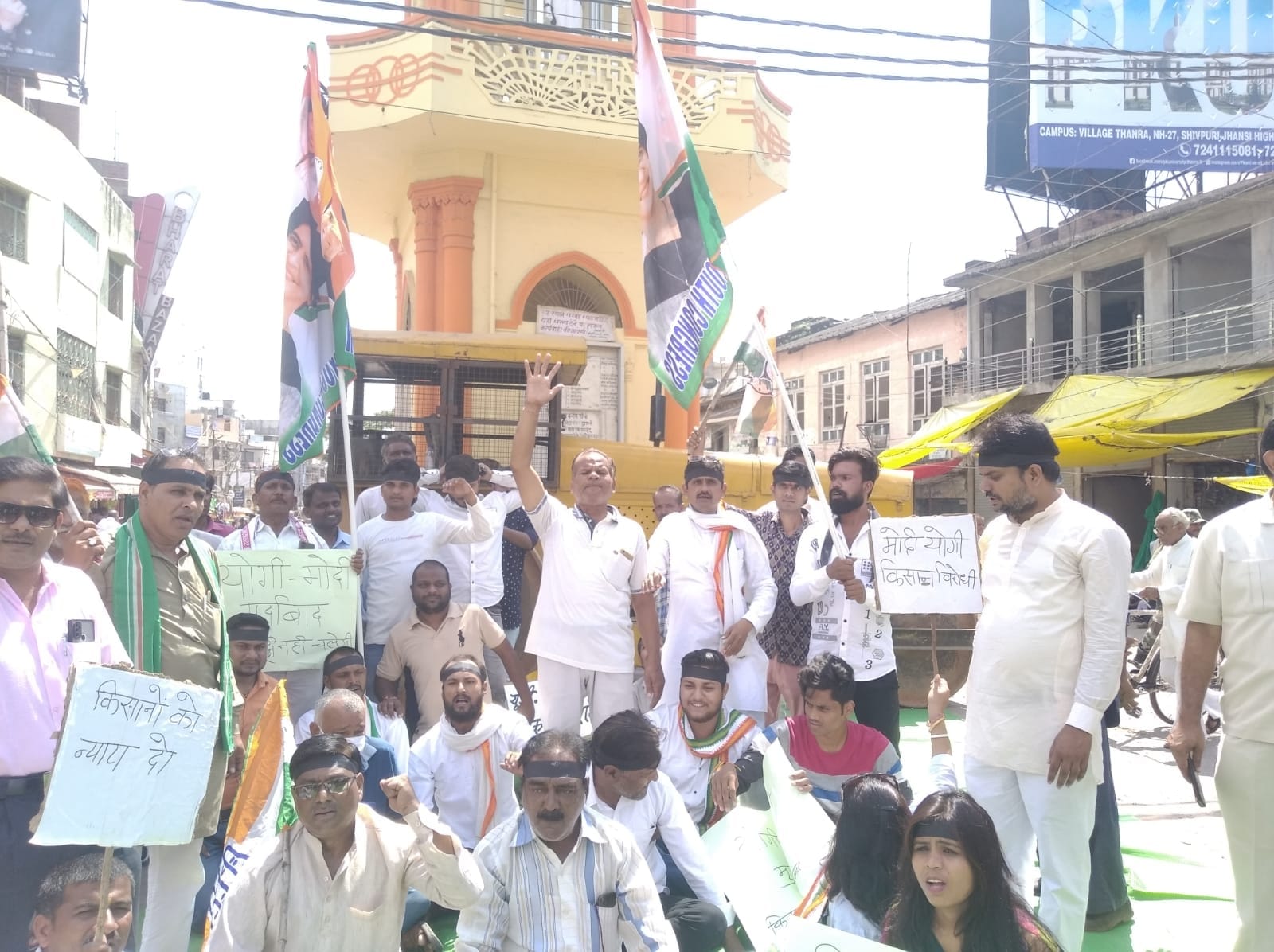सिर पर काली पट्टी बांधकर कांग्रेसियों ने किया प्रदर्शन सिर पर काली पट्टी बांधकर कांग्रेसियों ने किया प्रदर्शन