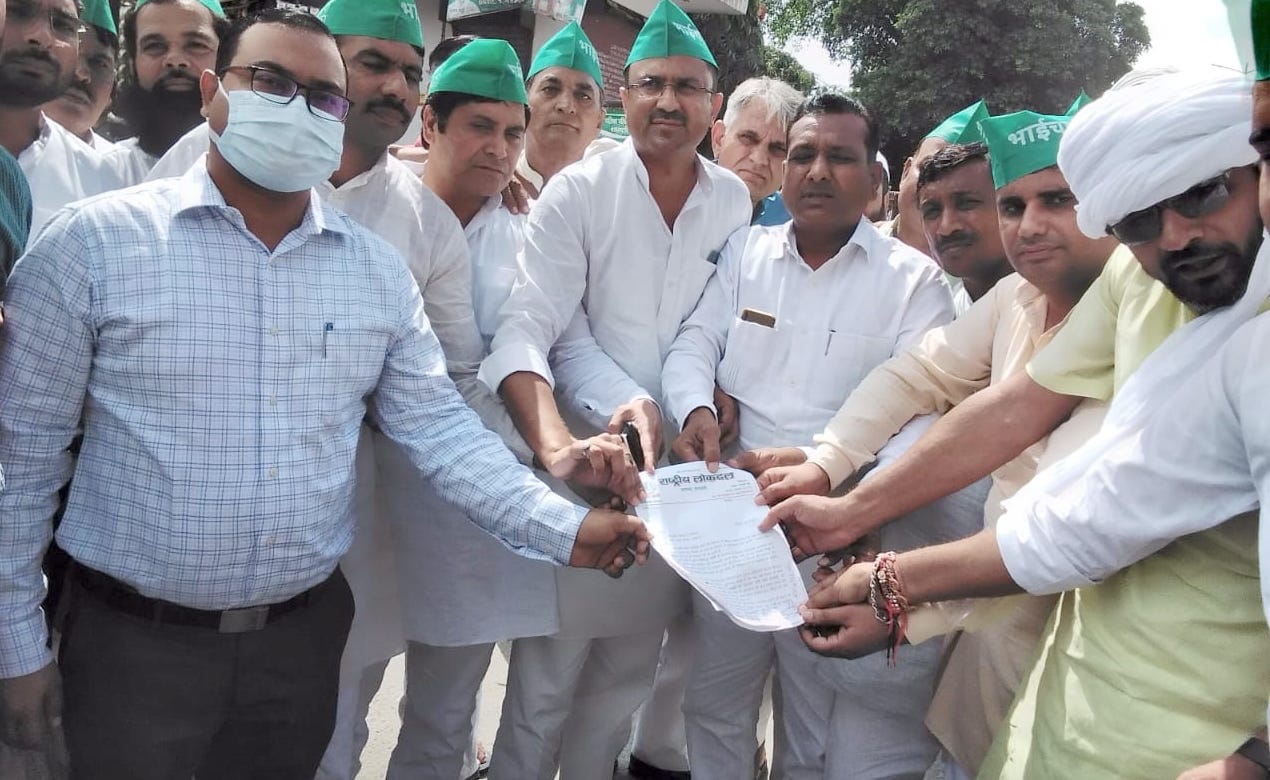 शामली एसडीएम को ज्ञापन देते रालोद कार्यकर्ता