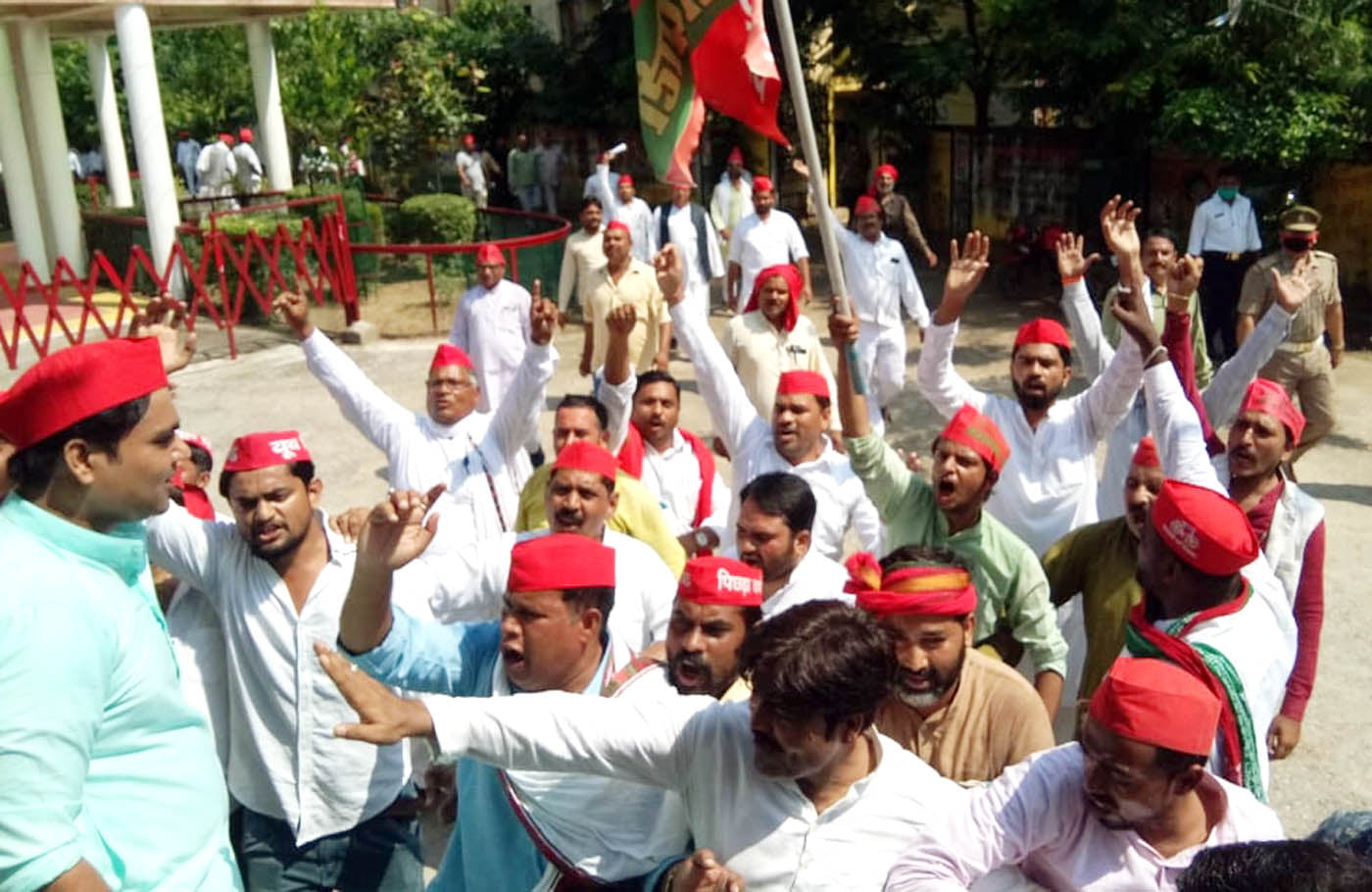 कलक्ट्रेट परिसर में प्रदर्शन कर ज्ञापन देने जाते सपाई। कलक्ट्रेट परिसर में प्रदर्शन कर ज्ञापन देने जाते सपाई।
