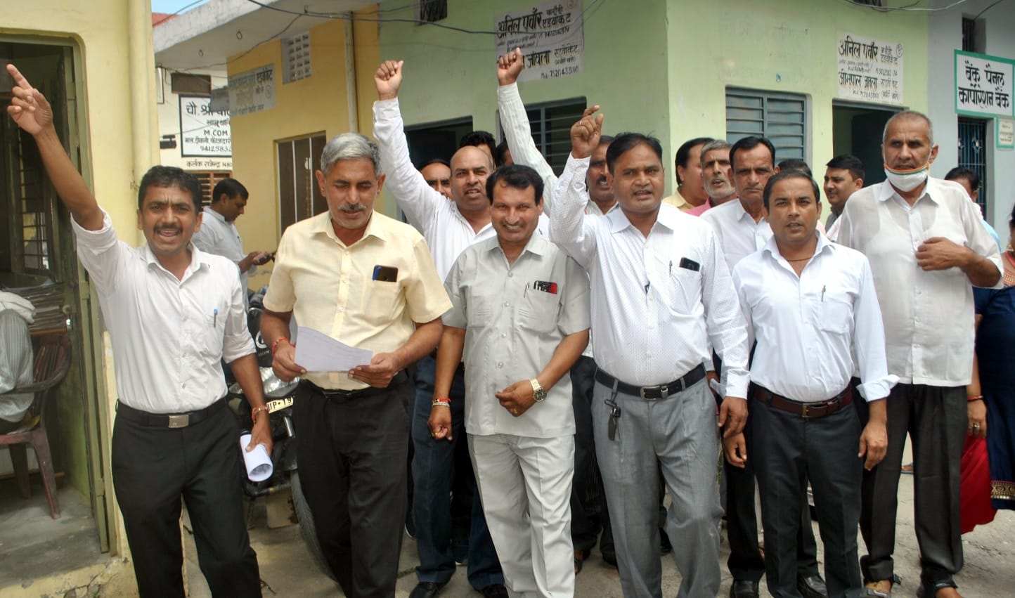 शामली कलक्ट्रेट में प्रदर्शन करते अधिवक्ता