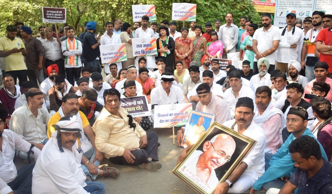 रुद्रपुर पुलिस कार्यालय गेट पर मौन धरने पर बैठे कांग्रेस प्रदेश प्रभारी व कांग्रेसी। रुद्रपुर पुलिस कार्यालय गेट पर मौन धरने पर बैठे कांग्रेस प्रदेश प्रभारी व कांग्रेसी।