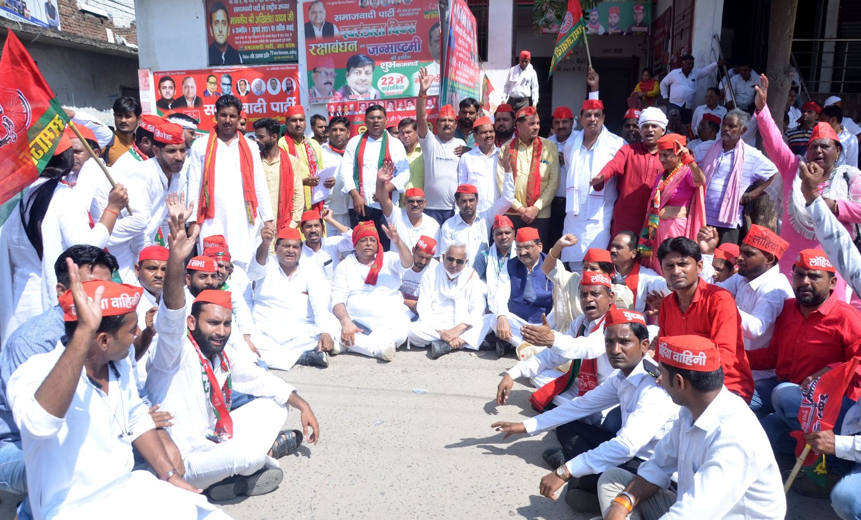 सपा कार्यालय पर मुख्यमंत्री के खिलाफ प्रदर्शन करते सपाई।