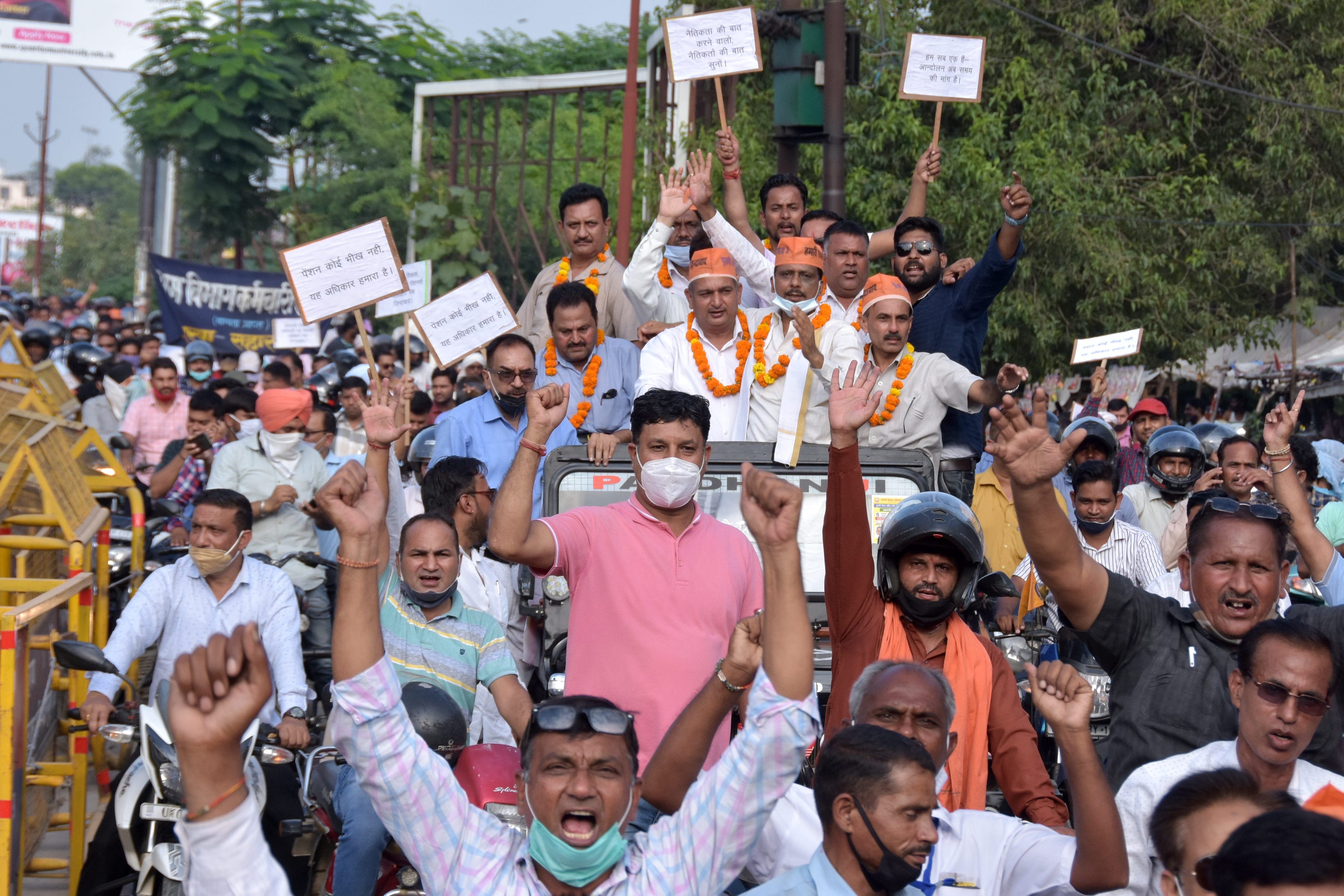 पुरानी पेंशन लागू करने की मांग को लेकर शहर में मोटर साइकिल रैली निकाल प्रदर्शन करते कर्मचारी पुरानी पेंशन लागू करने की मांग को लेकर शहर में मोटर साइकिल रैली निकाल प्रदर्शन करते कर्मचारी