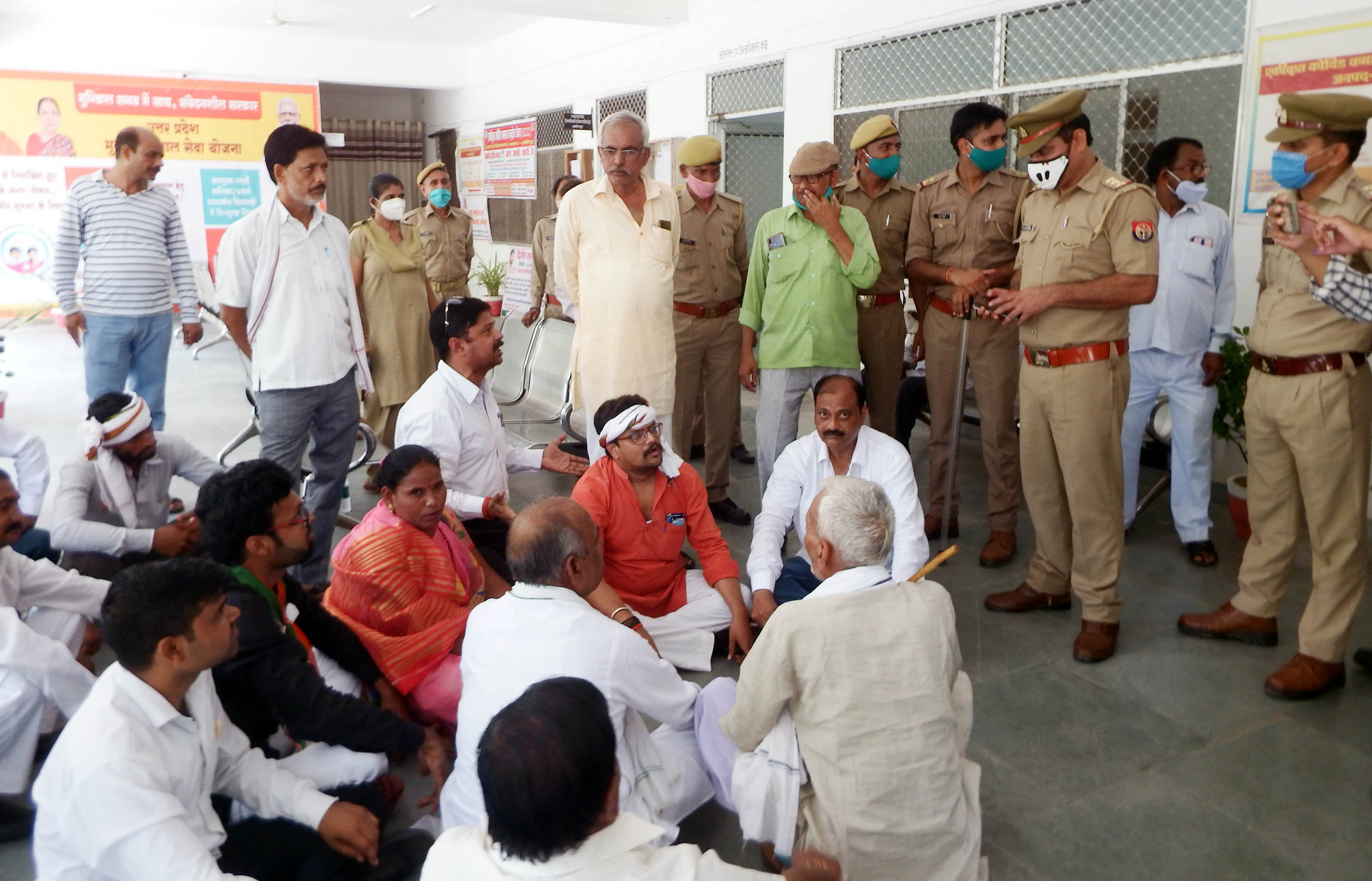 कलक्ट्रेट में जिलाधिकारी कार्यालय के बाहर धरना प्रदर्शन करते कांग्रेसी। कलक्ट्रेट में जिलाधिकारी कार्यालय के बाहर धरना प्रदर्शन करते कांग्रेसी।