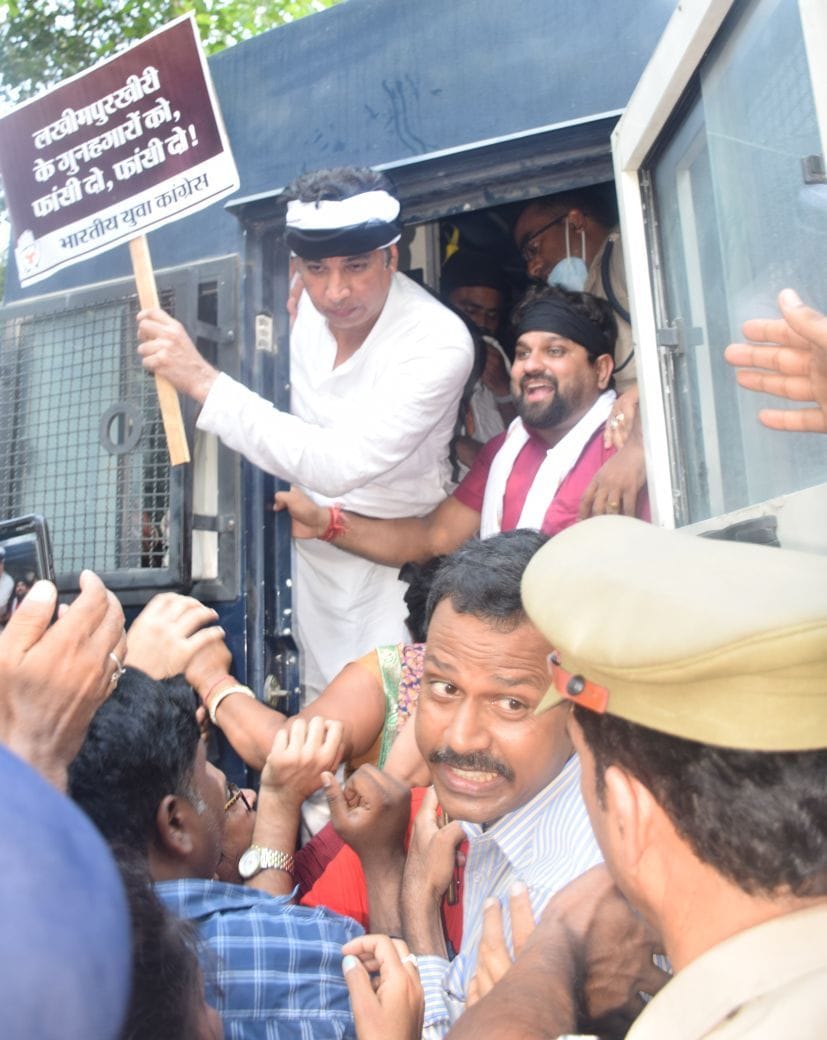 रुद्रपुर में कांग्रेस प्रदेश प्रभारी को गिरफ्तार कर पुलिस वाहन में ले जाती पुलिस। रुद्रपुर में कांग्रेस प्रदेश प्रभारी को गिरफ्तार कर पुलिस वाहन में ले जाती पुलिस।