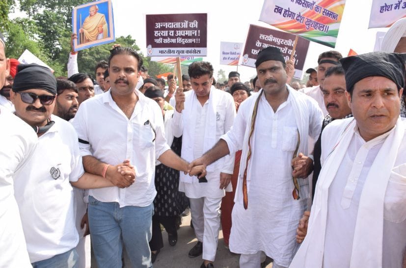 रुद्रपुर नैनीताल रोड पर मौन जुलूस निकालते कांग्रेस प्रदेश प्रभारी व कार्यकर्ता। रुद्रपुर नैनीताल रोड पर मौन जुलूस निकालते कांग्रेस प्रदेश प्रभारी व कार्यकर्ता।