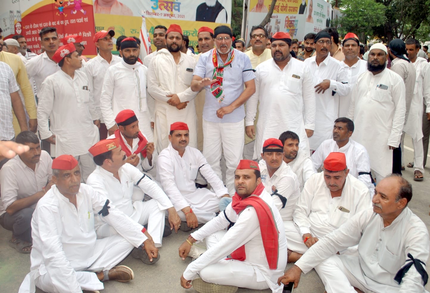 शामली कलक्ट्रेट में धरना प्रदर्शन करते सपा कार्यकर्ता