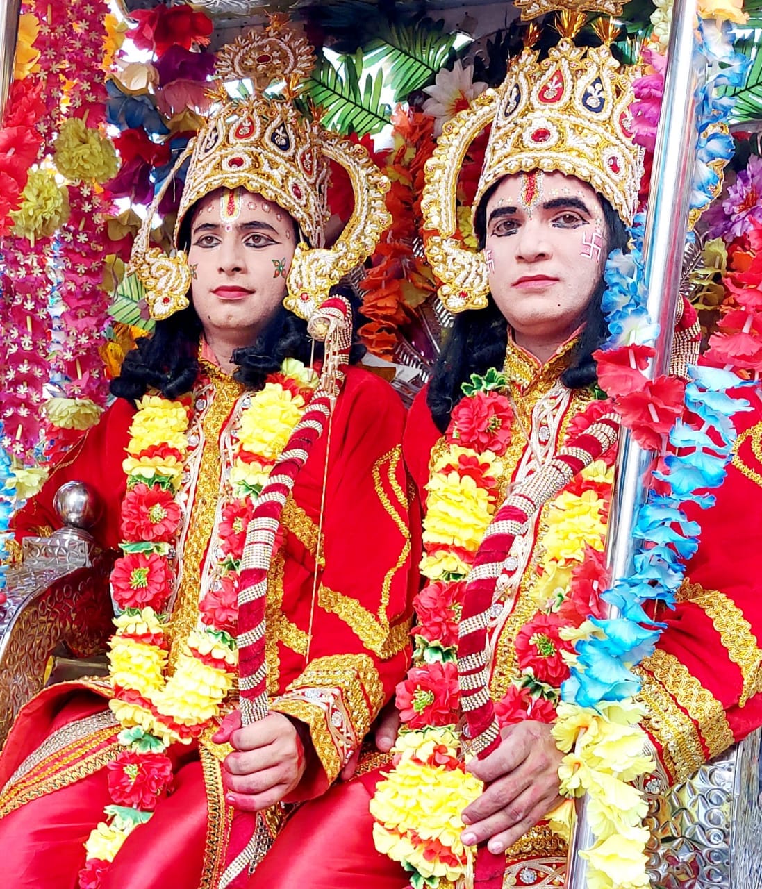 सुलतानपुर में रथ पर सवार श्री राम लक्ष्मण जी। सुलतानपुर में रथ पर सवार श्री राम लक्ष्मण जी।