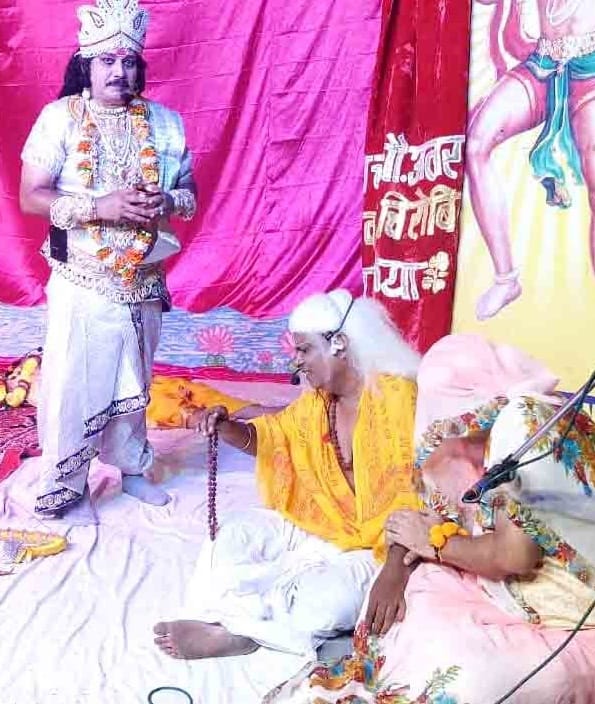 कांधला में श्री रामलीला का मंचन करते कलाकार