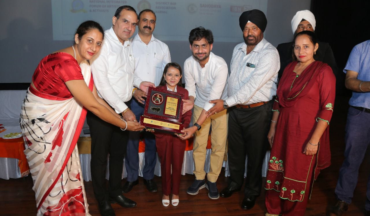 डॉ मंगलसेन ऑडीटोरियम में आयोजित कार्यक्रम में तीन फीट की एडवोकेट हरविंद्र कौर को कल्पना चावला म? डॉ मंगलसेन ऑडीटोरियम में आयोजित कार्यक्रम में तीन फीट की एडवोकेट हरविंद्र कौर को कल्पना चावला म?