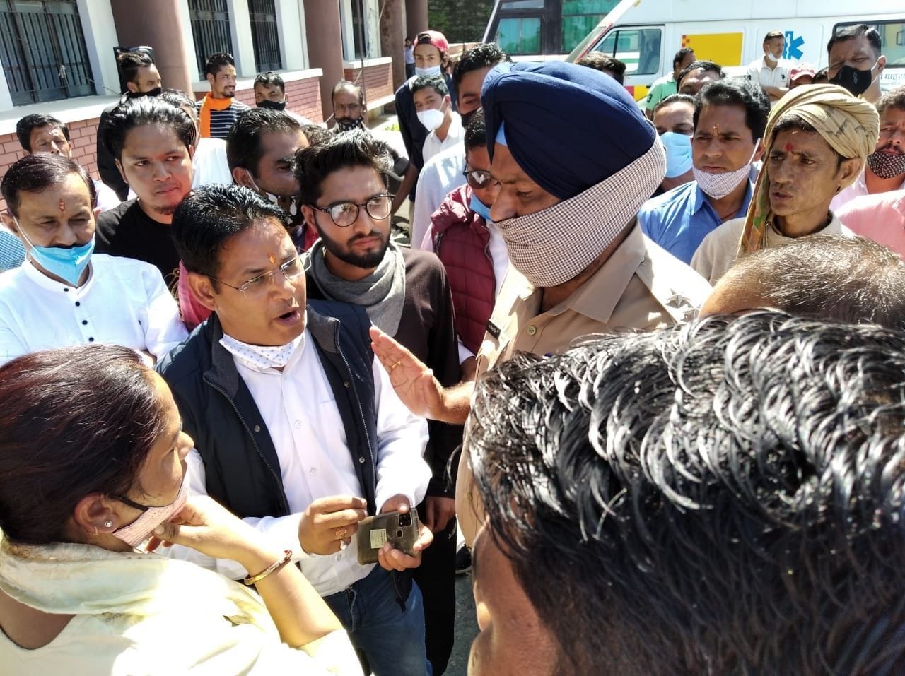 प्रदर्शनकारियों को समझाती पुलिस। प्रदर्शनकारियों को समझाती पुलिस।