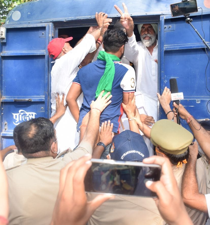 रुद्रपुर में कांग्रेसियों को गिरफ्तार कर वाहन में ठूंसती पुलिस। रुद्रपुर में कांग्रेसियों को गिरफ्तार कर वाहन में ठूंसती पुलिस।