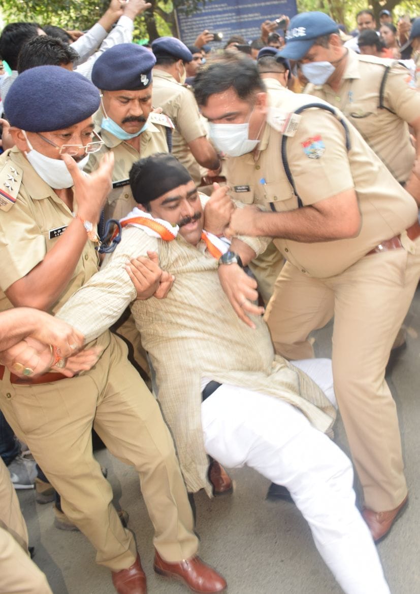 रुद्रपुर में कांग्रेस कार्यकर्ता को गिरफ्तार करती पुलिस। रुद्रपुर में कांग्रेस कार्यकर्ता को गिरफ्तार करती पुलिस।
