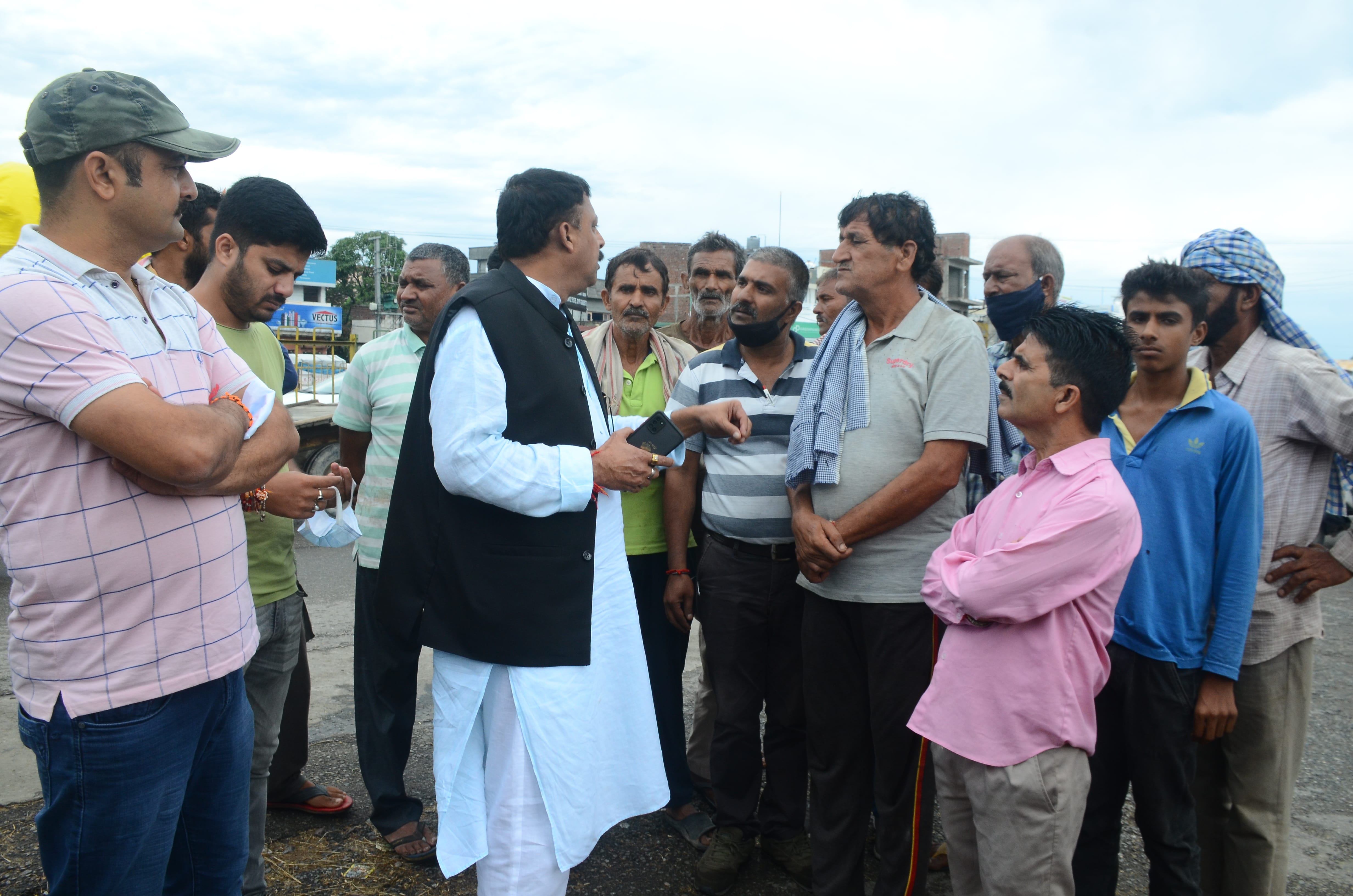कालीबड़ी में करंट लगने के कारण घोड़े की मौत होने के बाद मौके पर पहुंचे जिला विकास परिषद के उपचेयर? कालीबड़ी में करंट लगने के कारण घोड़े की मौत होने के बाद मौके पर पहुंचे जिला विकास परिषद के उपचेयर?