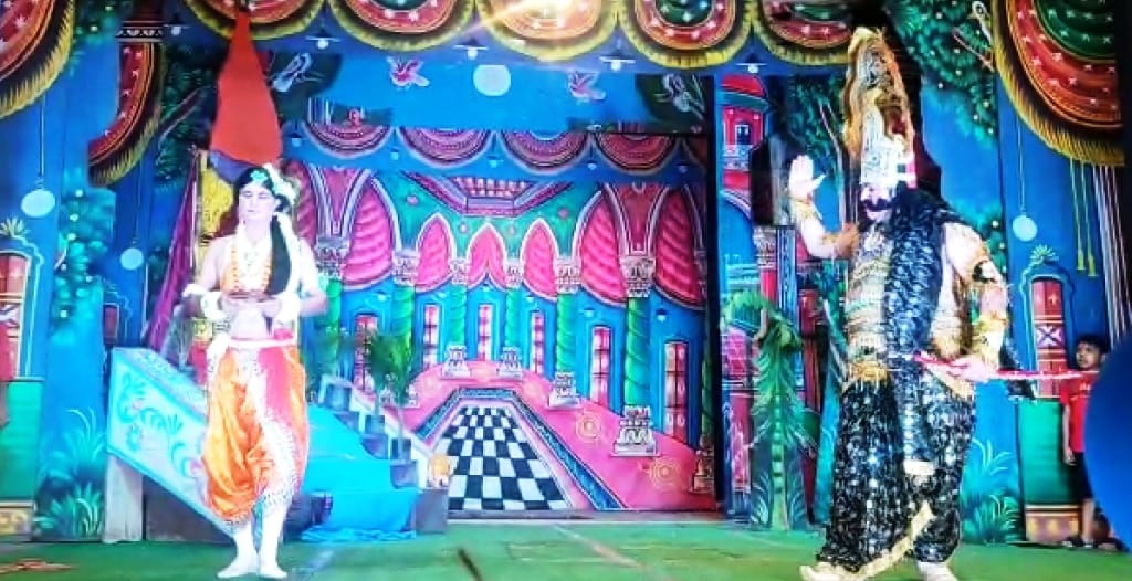 गंगोह की रामलीला में वेदवती-रावण संवाद का दृश्य गंगोह की रामलीला में वेदवती-रावण संवाद का दृश्य