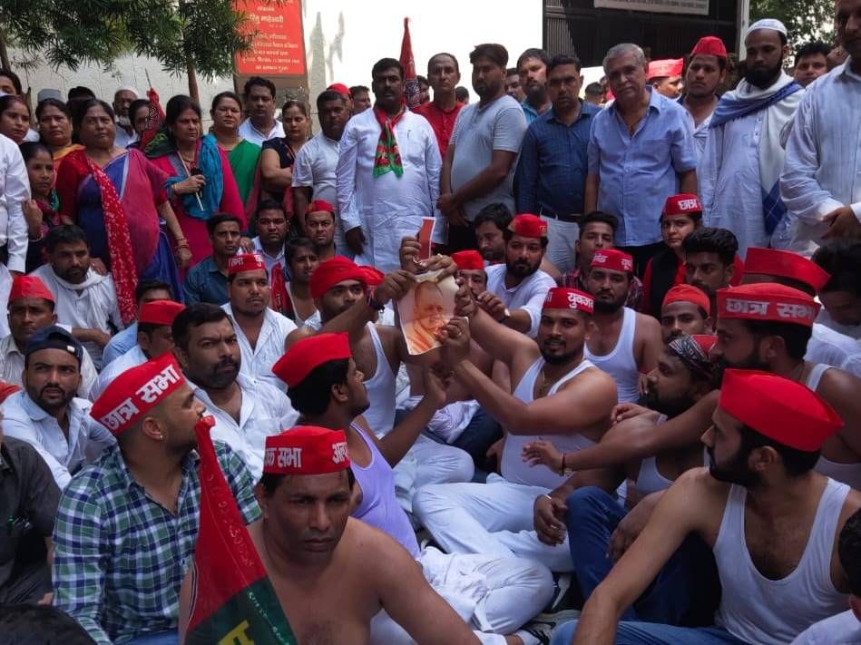 लखनऊ में अखिलेश यादव की गिरफ्तारी के विरोध में मुख्यमंत्री योगी आदित्यनाथ का फोटो फाड़ते सपाई।