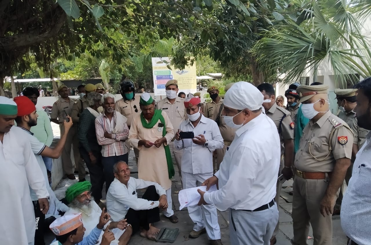 भाकियू कार्यकर्ताओं से ज्ञापन लेते एडीएम भाकियू कार्यकर्ताओं से ज्ञापन लेते एडीएम
