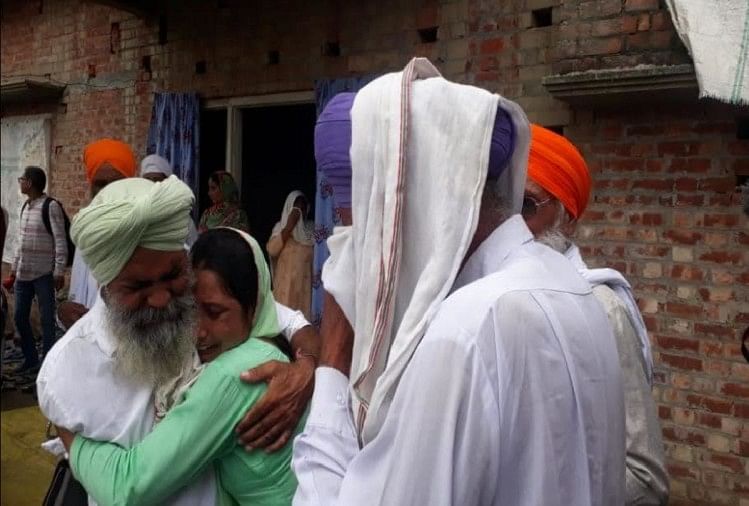 विलाप करते लवप्रीत के परिजन