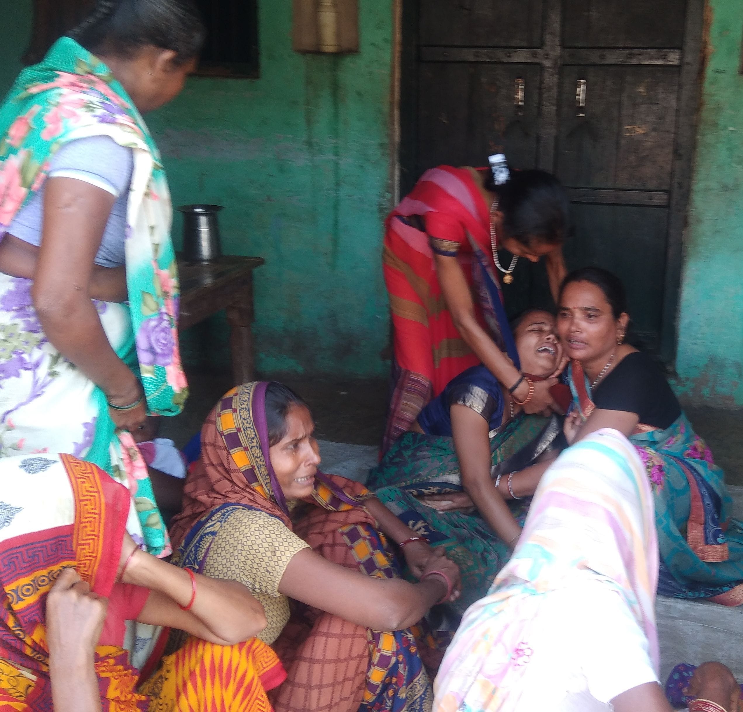 गांव अमृता खास में रोती बिलखतीं महिलाएं। संवाद गांव अमृता खास में रोती बिलखतीं महिलाएं। संवाद