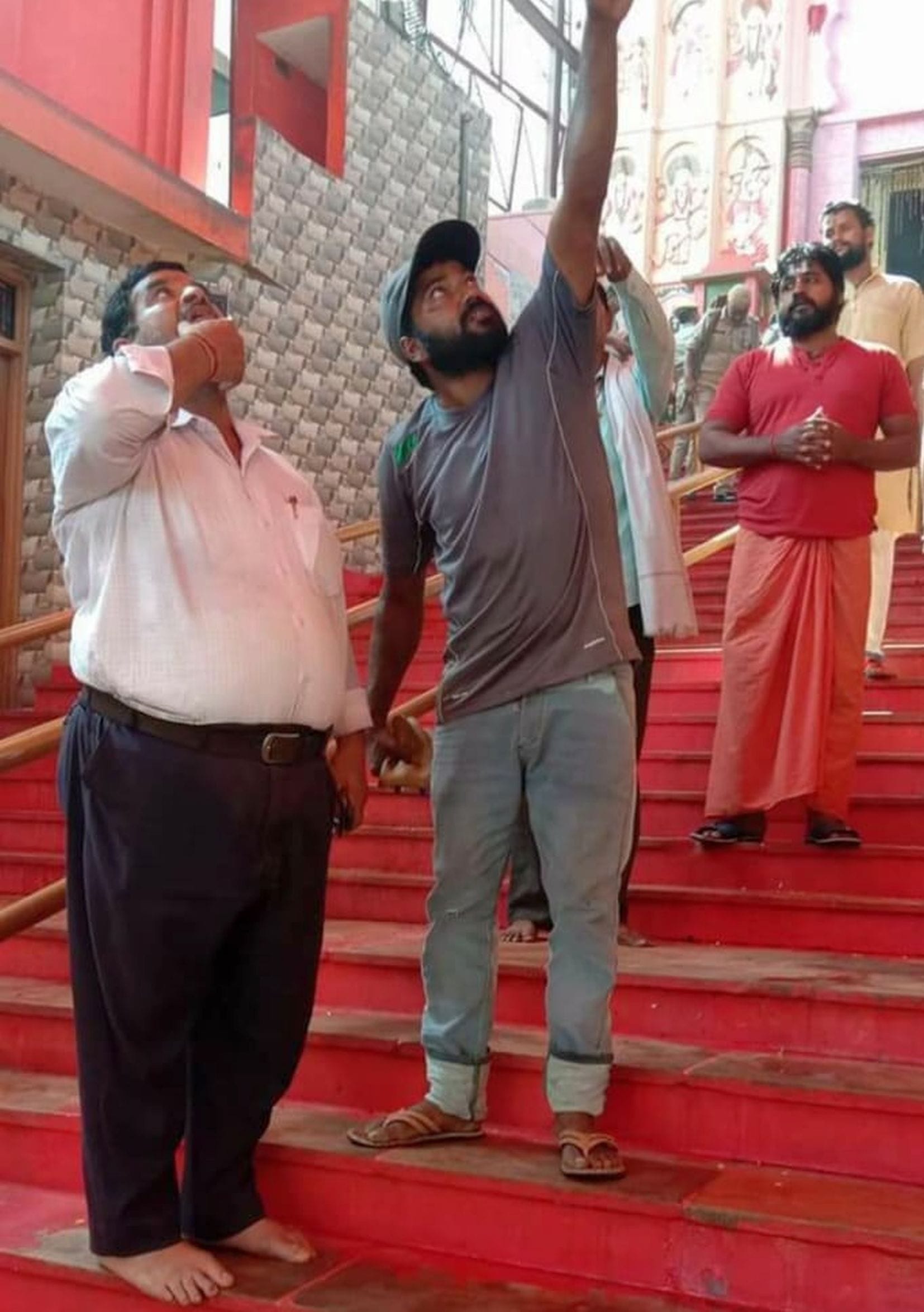 अयोध्या-हनुमानगढ़ी के मुख्यद्वार की सीढ़ियों पर लगी लोहे की रेलिंग में करंट उतरने की सूचना के बा?