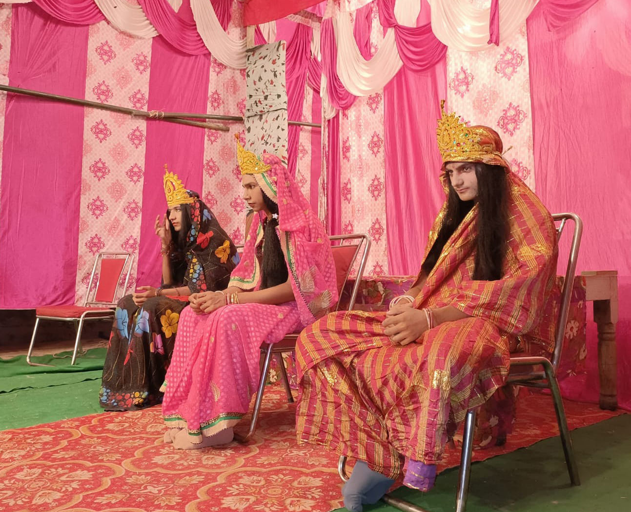 गांव नाचरौन में आयोजित रामलीला में प्रस्तुति देते कलाकार। गांव नाचरौन में आयोजित रामलीला में प्रस्तुति देते कलाकार।